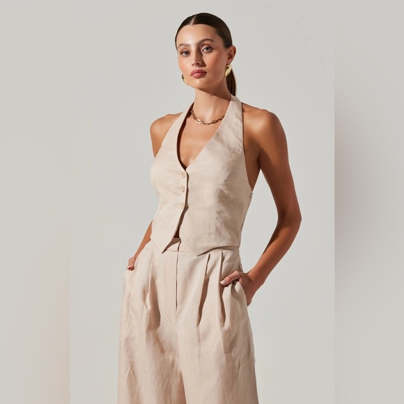 ASTR Tatum Halter Neck Vest Jumpsuit - Size Small - Picture 3 of 4